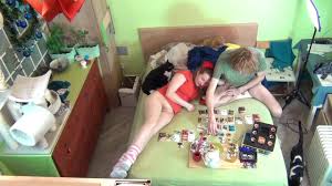 Comiendo galletas, jugando juegos de mesa con la parte inferior del cuerpo  desnudo. Diálogo divertido húngaro.