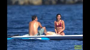 Depois de muito se especular sobre o fim da relação, a modelo portuguesa assumiu a rutura em resposta à pergunta de um seguidor. Sara Sampaio Stuns In Red Bikini With Oliver Ripley In Ibiza Youtube