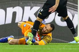 €5.00m* aug 31, 1988 in medellín.citizenship: Arsenal Goalkeeper David Ospina Collapses Following Head Injury During Napoli Game London Evening Standard Evening Standard