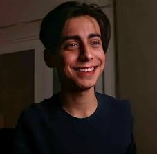 Dês do início. (Aidan Gallagher)