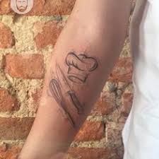 Tatuaje de cuchillo de chef con rostro de calavera en su interior. 23 Ideas De Tatuaje De Chef Tatuaje De Chef Tatuajes De Cocineros Tatuaje De Cuchillo