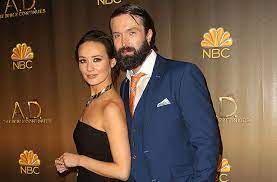 Claire elizabeth cooper is a british actress, best known for portraying jacqui mcqueen in channel 4 soap opera hollyoaks, a character she played from 2006 to 2013. Claire Cooper And Emmett Scanlan Release Details Of Their Wedding Day