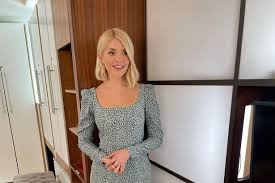 Holly sonders may be the most beautiful woman in golf, as she appears regularly in the sports illustrated edition. Holly Willoughby Wears Spring Dress To Mark Hottest Day Of The Year And Fans Are Excited The Dresses Are Out Again Mylondon