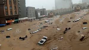 Вверх по течению реки от города чжэнчжоу прорвало дамбу, водой затопило улицы и метро. 5x8ouekfda7ufm