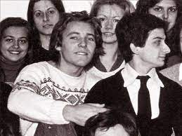 Vasco rossi, noto anche semplicemente come vasco o con l'appellativo blasco (zocca, 7 febbraio 1952), è un cantautore italiano. Vasco Rossi Il Mio Compagno Di Banco Rosso Personaggi Famosi Bianco E Nero