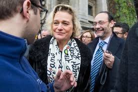 Récemment reconnu par son père, le roi albert ii, delphine boël a décidé d'abandonner son premier nom pour son nouveau patronyme : L Artiste Belge Delphine Boel Remporte Le Titre De Princesse Sjaal Kunst Zijden Sjaals