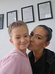 Kam le čas beži pred devetimi leti sem setic mamica postala. Lina neja vse  najbolje za tvoj rođendan dan bodi uvijek vesela in pozitivna punca in  ogromno dječijeg osmijeha ti želi mamica