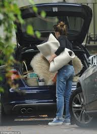 Fee watson adalah sebuah akun instagram pengguna yang berasal dari malaysia, namun karena unggahan vidionya membuat akunnya viral di internet. Emma Watson Moving In With Boyfriend Matthew Janney Daily Mail Online