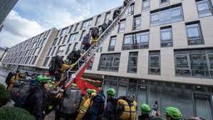 Angestachelt durch grüne protagonisten in den. Munchen Aktivisten Von Greenpeace Losen Grosseinsatz Der Polizei Bei Siemens In Maxvorstadt Aus Bayern