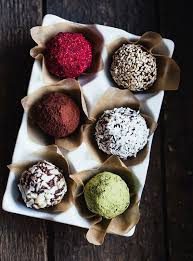 Energy Balls Noisettes Cacao Coup De Fouet Immediat Avec Les Energy Balls Elle A Table Sucreries Saines Desserts Crus Collations Vegan