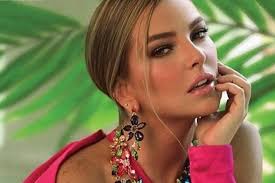 Marjorie de Sousa posa sensual en la piscina al estilo de Doña Florinda