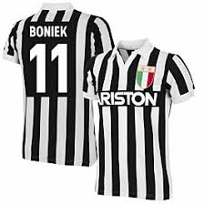 Zobacz najciekawsze publikacje na temat: Copa 84 85 Juventus Boniek 11 Home Retro Trikot