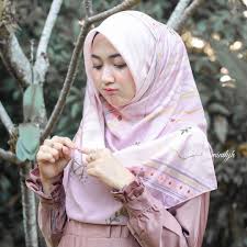 Belakangan diketahui dari sebuah lembaga/institusi negara. Gambar Mungkin Berisi 1 Orang Kecantikan Gaya Wanita Jilbab Cantik