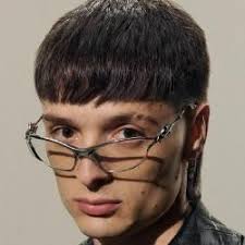 LA PEOPLE II (part. Tito Double P y Joel De La P): deutsche Übersetzung von  Peso Pluma