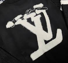 Áo len LV thêu xù logo – sang xịn 🔥 • Chất len dày dặn, mềm mịn – giữ ấm  tốt • Logo LV to bản nổi bật, form trẻ trung dễ