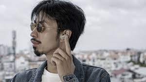 Mv trốn tìm chỉ quay hình trong một bối cảnh duy. 1 Ä'en Vau La Ai Tiá»ƒu Sá»­ Sá»± Nghiá»‡p Va Ä'á»i TÆ° Nam Ca SÄ© Ä'en Vau La Ai
