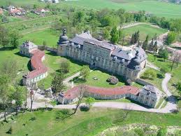 Építtetője bizonyosan báró , ám építésének ideje (illetve az építész személye) kapcsán még kutatások folynak. L Huillier Coburg Kastely Edeleny Mapio Net