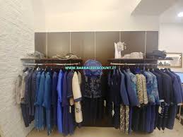 Vantiamo molti anni di esperienza nell' arredo negozi di abbigliamento, con numerosi progetti realizzati e clienti soddisfatti. Arredo Negozio Wenghe 6862 Barrale Discount