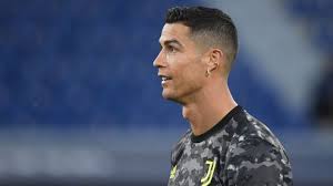 فاجأ نجم الكرة البرتغالي، كريستيانو رونالدو، متابعيه بتصرف غريب، حين قام بإبعاد زجاجتين من المشروب الغازي كوكاكولا من أمامه، خلال المؤتمر الصحفي التحضيري لمباراة البرتغال وهنغاريا، ضمن بطولة أمم أوروبا. Ø¨Ø§Ø±ÙŠØ³ Ø³Ø§Ù† Ø¬ÙŠØ±Ù…Ø§Ù† ÙŠØ­ÙˆÙ… Ø¨Ù‚ÙˆØ© Ù†Ø­Ùˆ ÙƒØ±ÙŠØ³ØªÙŠØ§Ù†Ùˆ Ø±ÙˆÙ†Ø§Ù„Ø¯Ùˆ
