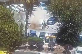גורם המעורה בטיפול באירוע אמר כי מבדיקה ראשונית של מצלמות האבטחה נראה שככל הנראה לא היו אנשים במכוניות שנפלו. Js Qeojbqa6o8m