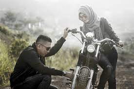 Prewedding dengan motor cb : Prewedding With Gentlemanride Style