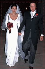 Non poteva che essere dolce&gabbana l'abito da sposa di kitty spencer. Abiti Da Sposa Di Valentino Retrospettiva Illustrata