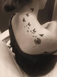 Épaule n'est pas un endroit très visible, mais au cours de l'été, quand il épaule est un endroit très mobile, donc vous dessin pour tatouage de femme de style purement polynésien vues les trois modèles de fleurs pressentes: Epingle Sur Tatouage