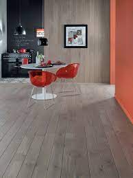 cuisine ouverte avec parquet vieilli carreaux de ciment et habillage mural en chene references pa parquet en chene table salle a manger parquet contrecolle