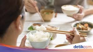 Jika anda sedang diet dan ingin mengurangi asupan nasi, ada beberapa pilihan makanan sumber karbohidrat yang tidak kalah enak dan menyehatkan. 11 Makanan Pengganti Nasi Untuk Diet Agar Cepat Turun Berat Badan