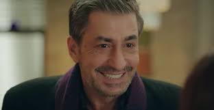 Ama hikayenin kurgusu ile ilgili önemli bir eleştiri var… Erkan Petekkaya Kirmizi Oda Ya Bir Geldi Sivesi Ve Adamligi Ile Yikti Gecti