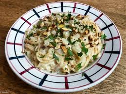 Les Pates Du Weekend Linguine Cremeuses Au Celeri En 2020 Nourriture Bizarre Recette Pate Italienne Linguine