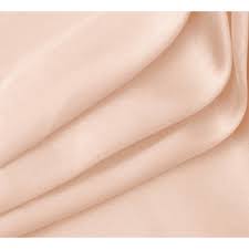 La nappe rectangulaire 170x250cm rose poudre en lin lavé, tissu souple au froissé naturel, est facile d'entretien. Location Nappe Satin Rose Poudre