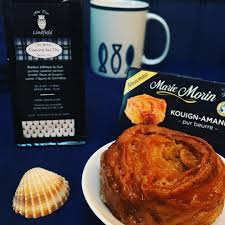 Voyage En Bretagne Grace A Un Delicieux Kouign Ammann Parfaitement Beurre Et Un Petit Rooibos De Chez Lindfield Bon Samedi Kouign Delicieux Beurre