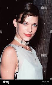LOS ANGELES, CA. 18 octobre 1999 : l'actrice Milla Jovovich lors de la  première mondiale, à