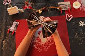 Pliage de serviette papier en etoile tutoriel video from cdn3.artsephemeres.com. Tuto Pliage De Serviette En Papier Pour Les Fetes Idees De Fetes