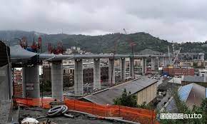 .ponte morandi e hanno costruito il nuovo ponte san giorgio, con il sindaco di genova marco bucci, l'architetto renzo piano, a inaugurare questo pomeriggio e a percorrere a piedi tutto il nuovo ponte. Nuovo Ponte Di Genova La Posa Dell Ultima Campata Video Newsauto It