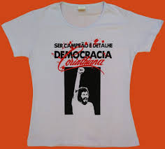 Durante a ditadura militar, no brasil, a população viu surgir uma a democracia corinthiana foi liderada por jogadores politizados do elenco como sócrates. Baby Look Democracia Corinthiana Art Vest