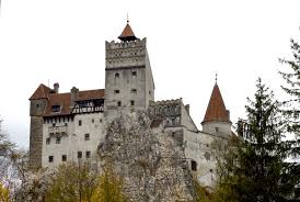 El are doar doua incaperi si o scara ingusta de lemn urca spre acoperis unde se afla un post de observatie. Castelul Bran A Fost Inclus De El Pais In Topul Celor Mai Frumoase Castele Din Lume The Rizzo Boutique Hotel