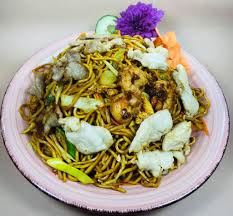 Pisang goreng ('fried banana' in indonesian/malay) is a fritter made by deep frying battered plantain in hot oil. 15 Bami Goreng Scharf Mit Huhner Und Schweinefleisch Hummerkrabben Und Gemuse Dai Wok Sushi Tostedt