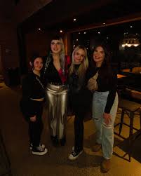 A VERY SPECIAL N FUN WEEKEND EEEEE 🥹🥂💖💜🖤 I <3 getting together with  the people who make me laugh n smile so much!!!!! Swipe for freakin  PRECIOUS CATS @whisker_wonderland_cat_lounge! I love dumpin'