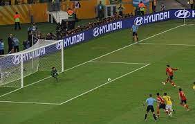Para pemain yang tidak menendang mesti berada di jarak 9,15 meter di belakang titik penalti. Tendangan Penalti Adalah Pengertian Penyebab Jarak Aturan Jenis