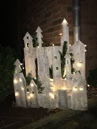 Winterlandschaft Aus Europaletten Diygartendekoration Balkongarden Gartendekoration Gartende In 2020 Paletten Deko Weihnachten Paletten Weihnachten Diy Weihnachten