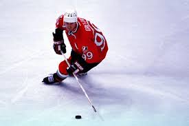 He started skating at age 2 and by the age of 6 was regularly playing with older boys. Wayne Gretzky Wird 60 Er Ordnete Die Eishockeywelt Neu