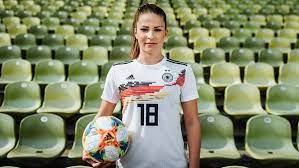 Nach dem olympiasieg 2016 in rio de janeiro will die deutsche nationalmannschaft unter der. Mit Diesen Trikots Spielt Deutschland Bei Der Frauenfussball Wm W V
