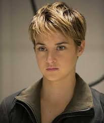 Shailene woodley trägt eine wirklich süße und schicke kurze frisur mit highlights und unordentlichem stil. Pin Auf Short Cuts
