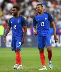 Prestigious paris based magazine, france football yesterday confirmed their 30 player shortlist ahead of the 2018 ballon d'or award. People Photos Soccer Inspiration French Football Players Logo Basketball