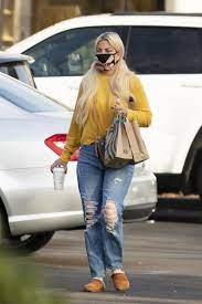 Follow tori on instagram instagram did not return a 200. Tori Spelling In Casual Outfit Starbucks In Calabasas 01 03 2021 Celebmafia