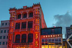 ((in een bepaald opzicht) verder ontwikkeld zijn dan je tijdgenoten) `hij was een visionair, iemand die zijn tijd ver vooruit was.` Kunstencentrum Vooruit