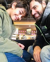 În urmă cu 7 ani, alături de soțul meu, viața ne punea în brațe o nouă provocare, teatrul pentru copii. Selim Din Serialul Povestea NoastrÄ Un TÄtic Fericit IatÄ Ce RelaÈie FrumoasÄ Are Carismaticul Murat Danaci Cu Fiul Lui Èi Cum IÈi Petrec Timpul Liber ImpreunÄ Respect Èi Prietenie