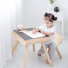 Bei tisch und stuhl liegt die ideale sitzhöhe etwas unter der unterschenkellänge eines jungen oder mädchens. Plantoys Tisch Stuhl Set Online Kaufen Kidswoodlove